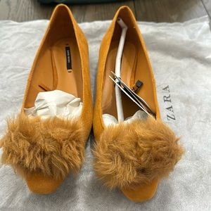 NEW WITH TAGS ZARA WOMENS FLATS, SIZE 37